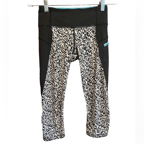 Lulumelon Athletica Black and White Animal Print Top Speed Crop Leggings, S ?2 - Picture 7 of 9